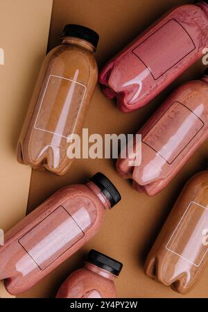 himbeer- und Schokoladen-Smoothie-Cocktails in Plastikflaschen Stockfoto