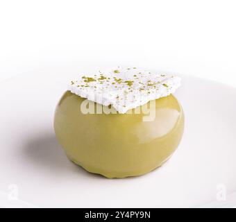 Trendiger grüner Mousse-Kuchen mit Spiegelglasur Stockfoto