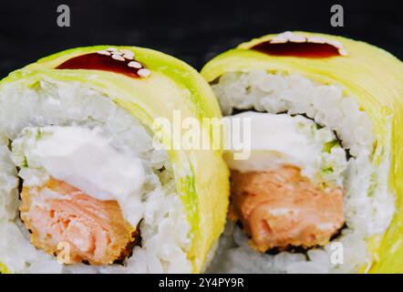 In Avocado gewickelte Brötchen mit gebratenem Lachs Stockfoto