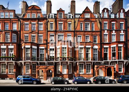 London, UK, 2. Mai 2009, farbenfrohe viktorianische Häuser aus rotem Backstein stehen stolz entlang der Pont Street in Kensington und spiegeln die klassische Londoner Architektur a wider Stockfoto