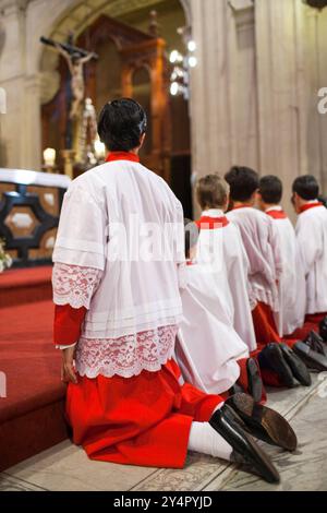 Die Altarjungen knien im Gebet in der Kirche Sagrario nach der Fronleichnamsprozession in Sevilla, was ihre Verehrung im Jahr 2009 widerspiegelt. Stockfoto