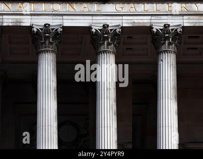 Elegante Säulen der National Gallery heben das klassische Design der pulsierenden Kulturszene Londons hervor. Stockfoto