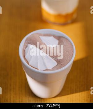 Heiße Schokolade mit Marshmallows auf Holztisch Stockfoto