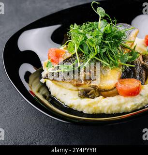 Gebratenes norwegisches Kabeljaufilet mit Kartoffelpüree Stockfoto
