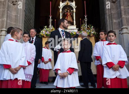 Sevilla, Spanien, 11. Juni 2009, am Eingang einer Kirche versammeln sich Altarknaben in traditioneller Kleidung für die Fronleichnamsprozession in Sevill Stockfoto