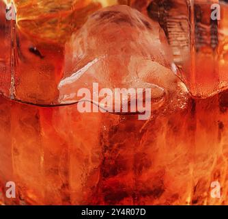 Dunkeloranges Getränk im Glas Nahaufnahme Stockfoto