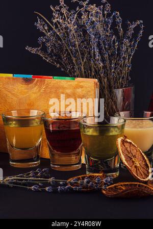 Bunte, transparente Cocktails, eine Reihe von Shots in einer Reihe Stockfoto