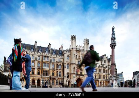 London, Großbritannien, 2. Mai 2009, die Menschen schlendern am historischen Broad Sanctuary Gebäude in Westminster vorbei, das die Architektur des 19. Jahrhunderts vor einem lebhaften Ambiente zeigt Stockfoto