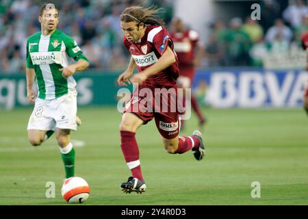 Sevilla, Spanien, 11. Mai 2008, Diego Capel dribbelt den Ball, während er von einem Betis-Spieler in einem lokalen Derby-Spiel am 11. Mai 2008 in Sevilla verfolgt wird. Stockfoto