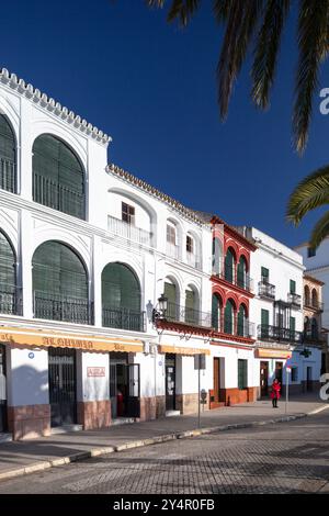 Carmona, Spanien, 8. Januar 2009, erkunden Sie die pulsierende Architektur des Platzes San Fernando in Carmona mit weiß getünchten Wänden und lebhaftem Mittelmeer Stockfoto