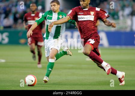 Sevilla, Spanien, 11. Mai 2008, Kanoute und Rivera treten beim lokalen Derby zwischen Sevilla FC und Real Betis am 11. Mai 2008 in Sevilla heftig an. Stockfoto