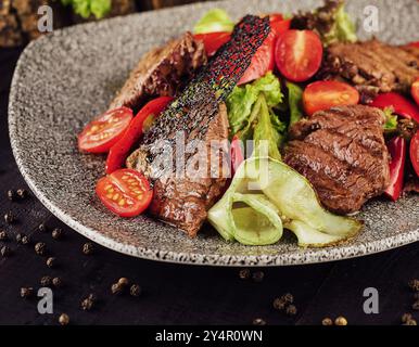 Warmer Rindersalat auf Teller Stockfoto