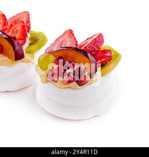 Mini-Pavlovas mit Schlagsahne und frischem Obst Stockfoto