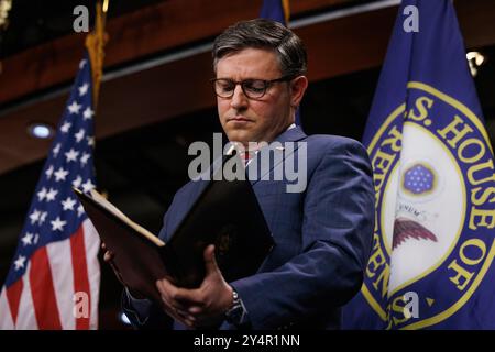 Washington, Vereinigte Staaten. September 2024. Der Sprecher des US-Repräsentantenhauses Mike Johnson (Republikaner von Louisiana) wird am Dienstag, den 10. September 2024, im Capitol Building in Washington DC bei einer Pressekonferenz mit der Führung des Repräsentantenhauses gesehen. Quelle: Aaron Schwartz/CNP/dpa/Alamy Live News Stockfoto