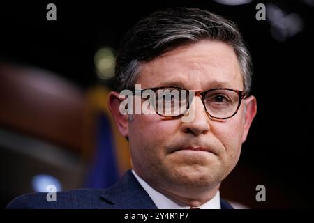 Washington, Vereinigte Staaten. September 2024. Der Sprecher des US-Repräsentantenhauses Mike Johnson (Republikaner von Louisiana) wird am Dienstag, den 10. September 2024, im Capitol Building in Washington DC bei einer Pressekonferenz mit der Führung des Repräsentantenhauses gesehen. Quelle: Aaron Schwartz/CNP/dpa/Alamy Live News Stockfoto