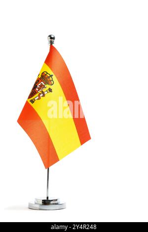 Tabelle Nationalflagge Republik Spanien auf Metall Fahnenmast auf weißem Hintergrund Stockfoto