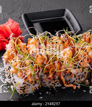 Wunderschönes, würziges, spezielles vulkanisches Sushi-Roll Stockfoto