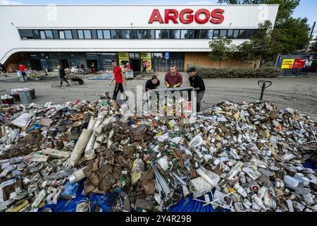 Ostrava, Tschechische Republik. September 2024. Mitarbeiter der Firma Argos, die Elektroinstallationsmaterialien verkauft, beseitigen am 19. September 2024 Hochwasserschäden in Ostrava (Tschechische Republik). Quelle: VIT Simanek/CTK Photo/Alamy Live News Stockfoto