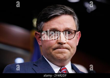 Washington, Vereinigte Staaten. September 2024. Der Sprecher des US-Repräsentantenhauses Mike Johnson (Republikaner von Louisiana) wird am Dienstag, den 10. September 2024, im Capitol Building in Washington DC bei einer Pressekonferenz mit der Führung des Repräsentantenhauses gesehen. Quelle: Aaron Schwartz/CNP/dpa/Alamy Live News Stockfoto