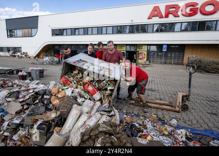 Ostrava, Tschechische Republik. September 2024. Mitarbeiter der Firma Argos, die Elektroinstallationsmaterialien verkauft, beseitigen am 19. September 2024 Hochwasserschäden in Ostrava (Tschechische Republik). Quelle: VIT Simanek/CTK Photo/Alamy Live News Stockfoto