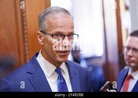 Washington, Vereinigte Staaten. September 2024. US-Senator John Thune (Republikaner von South Dakota) spricht nach einer Pressekonferenz, die am Dienstag, den 10. September 2024, im Capitol Building in Washington DC stattfand, vor der Presse. Quelle: Aaron Schwartz/CNP/dpa/Alamy Live News Stockfoto