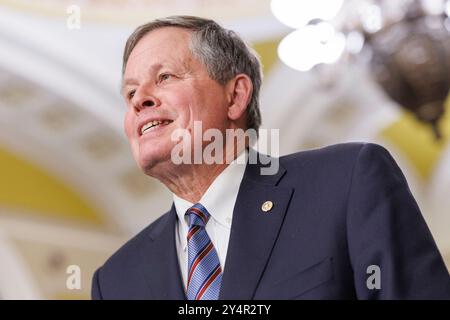 Washington, Vereinigte Staaten. September 2024. Der US-Senator Steve Daines (Republikaner von Montana) wird am Dienstag, den 10. September 2024, im Capitol Building in Washington D.C. während einer Pressekonferenz der Senate Leadership nach dem Mittagessen gesehen. Quelle: Aaron Schwartz/CNP/dpa/Alamy Live News Stockfoto