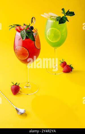Cocktails mit frischen Erdbeeren, Kiwi und Zitronen Stockfoto