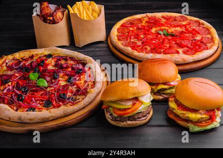 Tisch- oder Liefernahrungsszene mit verschiedenen Take-Out-Szenen Stockfoto