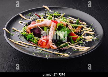 Gesunder Salat mit Garnelen Stockfoto