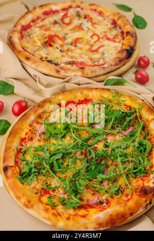 Pizza mit Rucola und Pizza mit Käse und Pfeffer Stockfoto