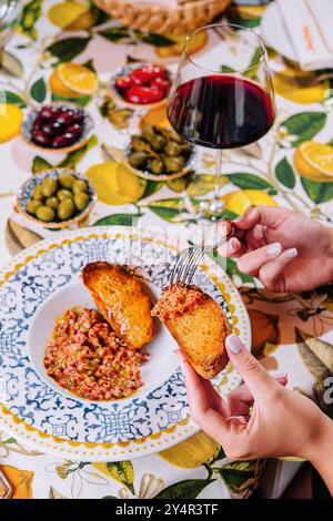 Bruschetta mit Tomaten und Basilikum aus und Weinglas Stockfoto