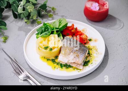 Frittierte Heringsfilets mit Kartoffelpüree Stockfoto