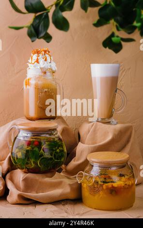 Karamell Eislatte mit Schlagsahne und verschiedenen Tees Stockfoto