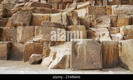 Nahaufnahme der gigantischen Grundfelsen der Großen Pyramide von Khufu auf Gizeh-Plateau aus tura-Kalkstein mit einem Gewicht von jeweils einer Tonne Stockfoto