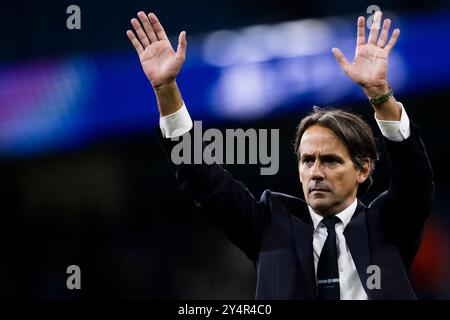 Manchester, Großbritannien. 18. September 2024. Simone Inzaghi, Cheftrainer des FC Internazionale, gibt am Ende des Fußballspiels der UEFA Champions League 2024/25 zwischen Manchester City FC und dem FC Internazionale Gesten. Quelle: Nicolò Campo/Alamy Live News Stockfoto