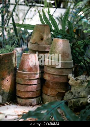 Tontöpfe. Stapel alter Töpfe. Keramikgeschirr für Blumen. Blumenbrühe. Gebrauchte Artikel zum Recycling oder zur Wiederverwendung. Gartenwerkzeuge vorbereiten. Stockfoto