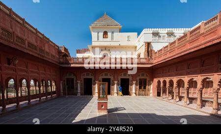 Wunderschön geschnitzter antiker Innenhof von Junagarh Fort Bikaner, Rajasthan, Indien. Stockfoto