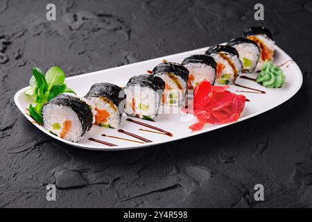nori-Sushi-Brötchen mit Lachs auf Teller Stockfoto