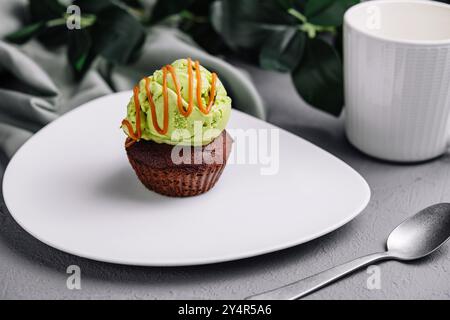 Schokoladenfondant mit Pistazieneis Stockfoto