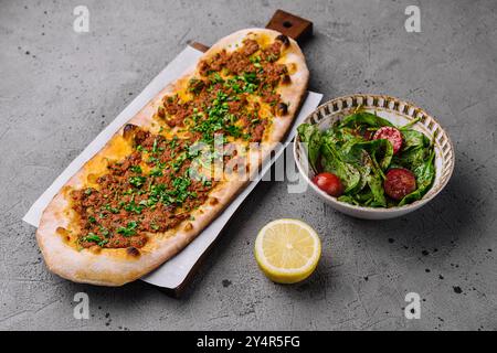 PIDE ist ein türkisches Fladenbrot mit gehacktem Lammfleisch und Rindfleisch Stockfoto