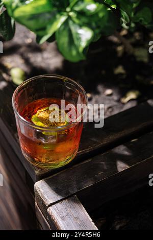 Alkoholischer Negroni-Cocktail mit Blick von oben Stockfoto