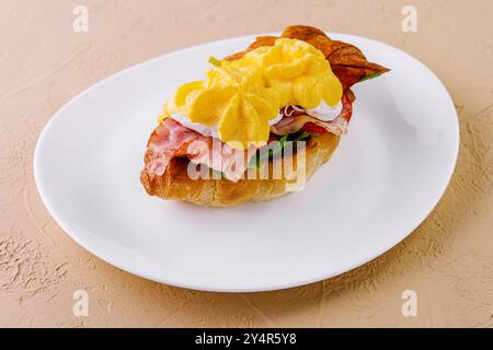 Croissant-Sandwich mit Speck, Käse und Ei Stockfoto