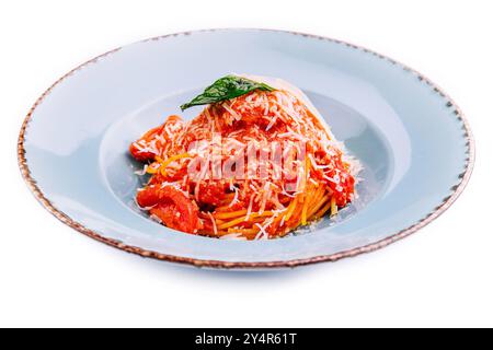 Spaghettipasta in Tomatensauce und Parmesankäse Stockfoto