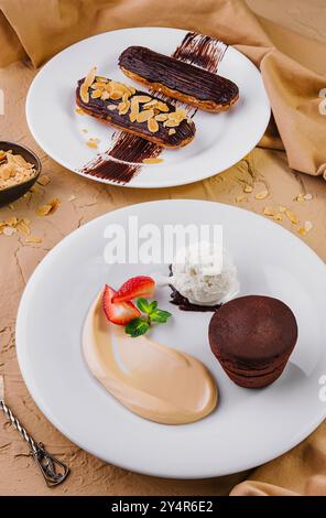 Lavakuchen mit Eis und Schokoladeneklairs Stockfoto