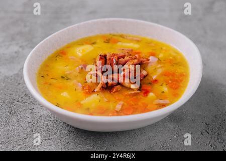 Italienische Suppe mit Gemüse und Speck Stockfoto