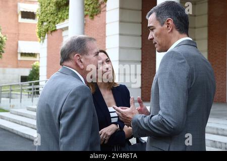 Madrid, Spanien. September 2024. Madrid, Königreich Spanien; 09.12.2024.- Sánchez empfängt Edmundo González Urrutia, aber nicht als designierter Präsident. Das Treffen in La Moncloa hat politischen Wert, aber mit der Inszenierung versuchte die Regierung, ihre Zahl zu senken. Nach der Weigerung der PSOE, im Kongress die Anerkennung von Edmundo González Urrutia als gewähltem Präsidenten Venezuelas zu unterstützen, empfing ihn Pedro Sánchez in La Moncloa und wurde der erste demokratische Führer, der dies nach dem Wahlbetrug von Nicolás Maduro tat. Quelle: Fernando Calvo/Juan Carlos Rojas/dpa/Alamy Live News Stockfoto