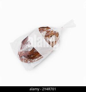 Brot in Cellophantasche auf weißem Hintergrund Stockfoto