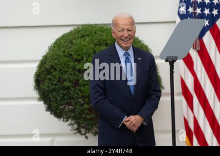 Washington, Vereinigte Staaten. September 2024. US-Präsident Joe Biden hört während einer Feier von „Black Excellence“ im Weißen Haus in Washington, DC, am 13. September 2024 zu. Quelle: Chris Kleponis/CNP/dpa/Alamy Live News Stockfoto