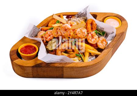 Frittierte Meeresfrüchte auf Holztablett Stockfoto