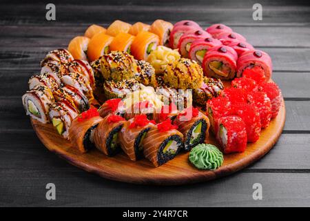 Köstliche Auswahl an frisch zubereitetem Sushi Stockfoto